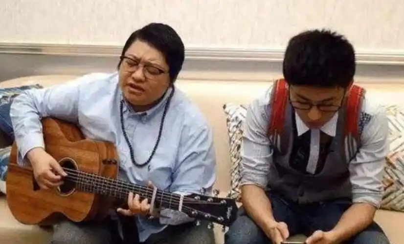 回顾当前贵州缆车失事2岁孩子失去父母后被韩红收养如今怎样