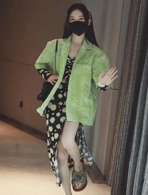 巴热一字肩短裙精神饱满,性感中带着一丝俏皮,太迷人了