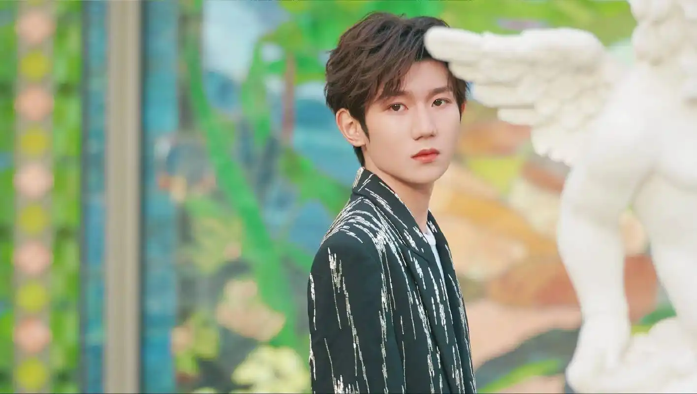 凯源cp发糖了这个细节太戳人王俊凯王源最新精修帅照来袭