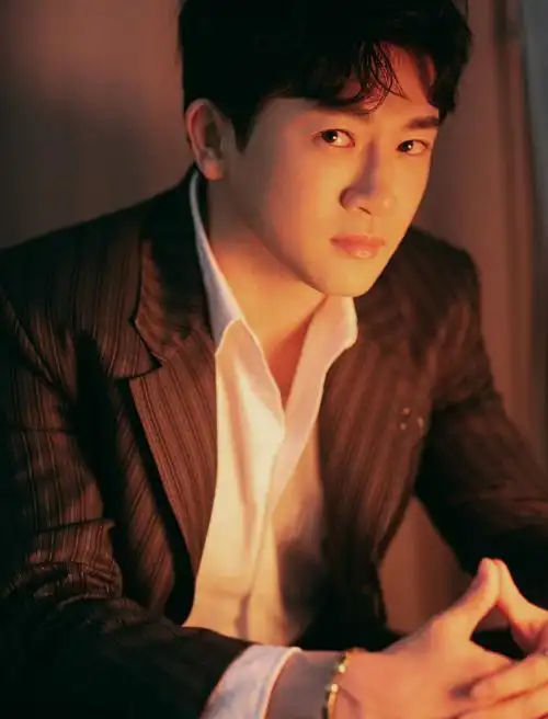 分享一组苏有朋图片给大家,图中的明星图片壁纸会点缀你的电脑桌面