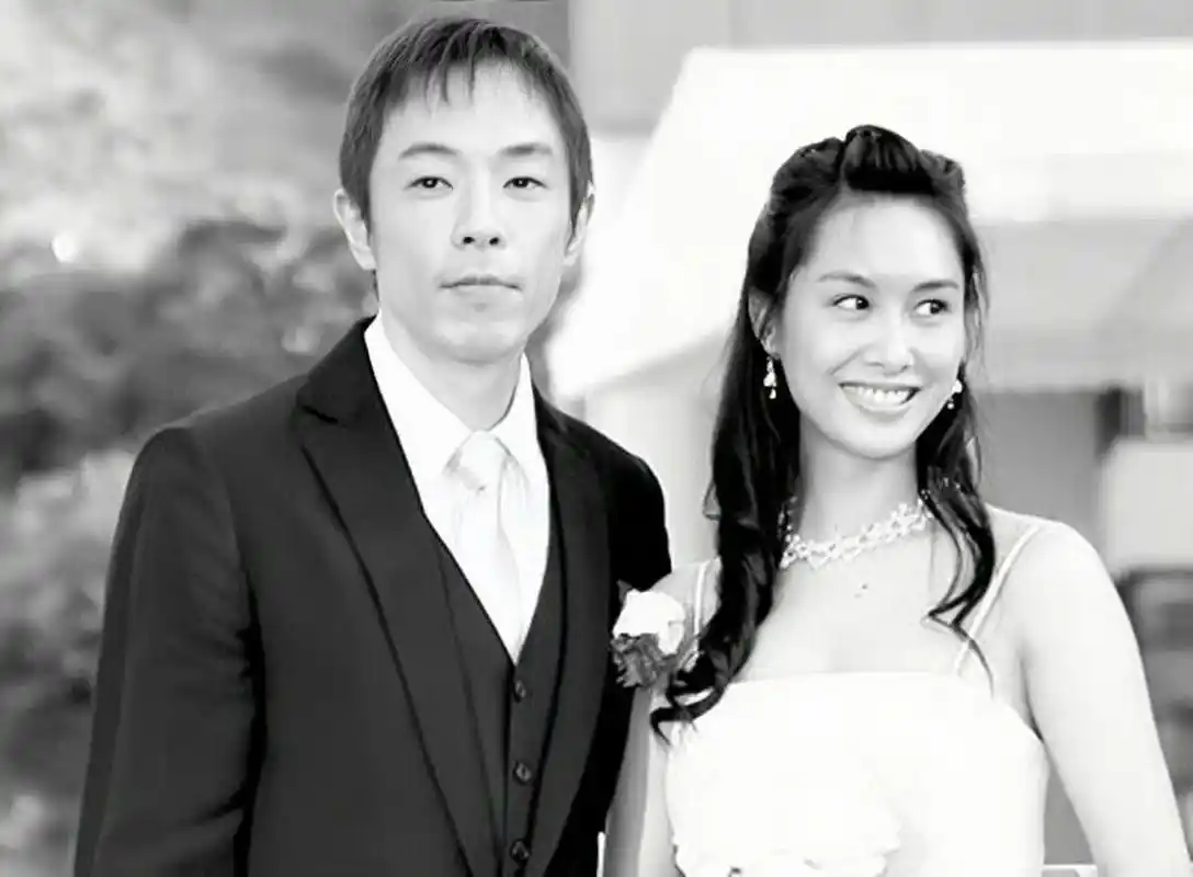 朱茵和老公黄贯中 ,年轻时候的黄贯中很帅气 ,有才华 ,挺般配的 ,幸福