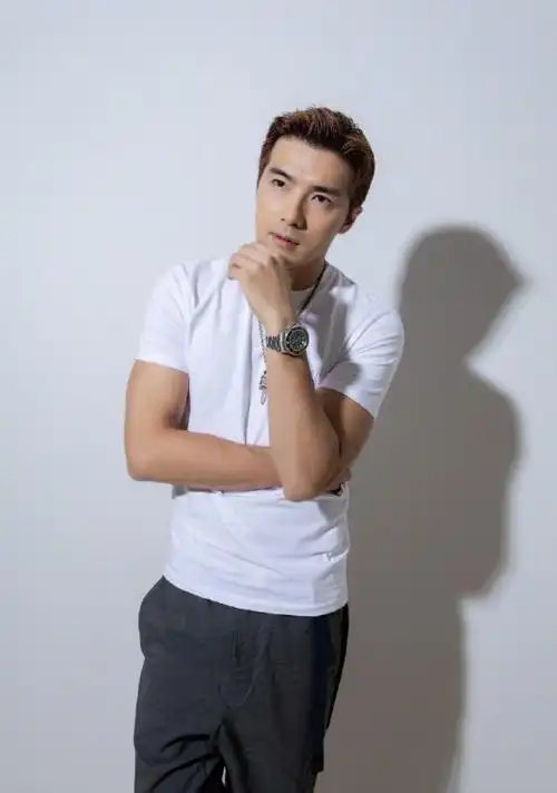 贺军翔晒长发自拍面部沧桑模样大变网友调侃像广西打工仔