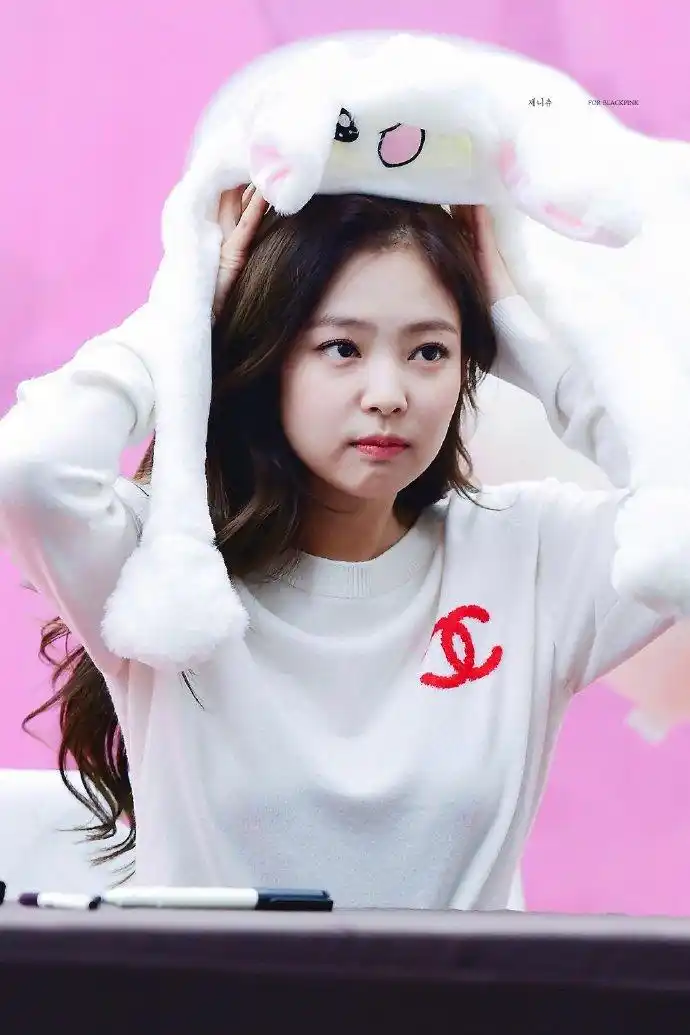 韩国女团blackpink成员jennie出席签售会:小露香肩眼睛迷人灵动