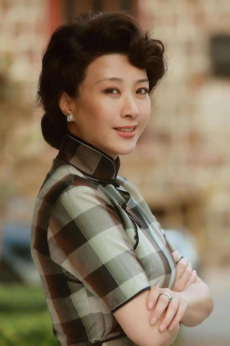 59岁王静:演技与美丽的完美结合 王静,资深演员,却甘愿做普通人,她的