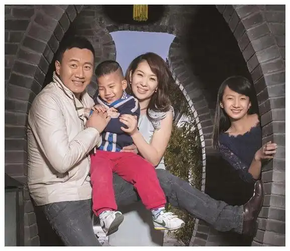 胡军对儿子和女儿的态度,简直天差地别,女儿撞脸江疏影,像妈妈