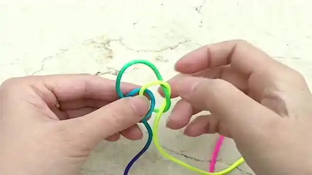 红绳达人教你如何编万字结,非常适用于手机钥匙挂饰以及车内挂饰