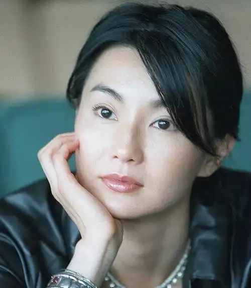 张曼玉低调看展被认出,无滤镜素颜曝光60岁真实状态,瘦成纸片人