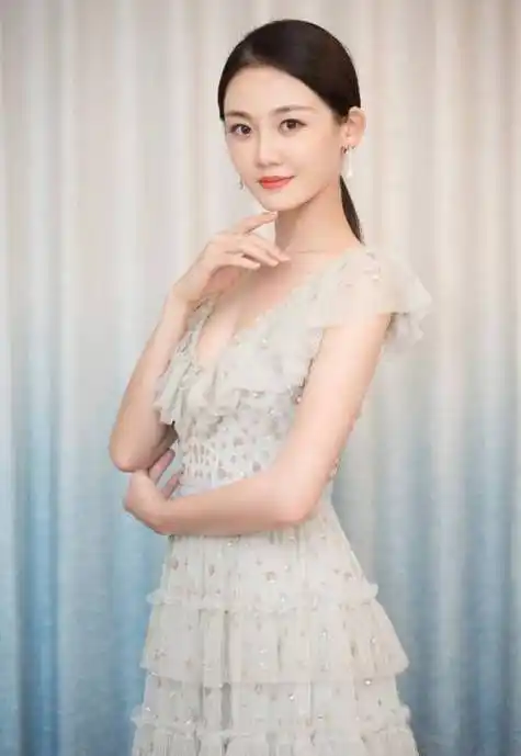 郑恺真捡到宝了老婆苗苗穿深v大秀身材绝美气质太高级