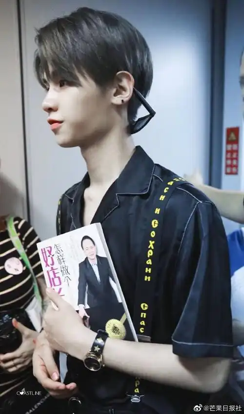 被萌到的爱豆背带裤造型#黄明昊不同时期的背带裤有别样的感觉～可爱