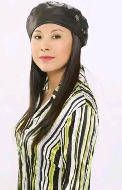 梁雁翎,生于北京,中国内地女歌手,曾因参选亚洲小姐竞选入行.