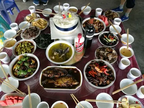 一桌丰盛的家庭生日宴