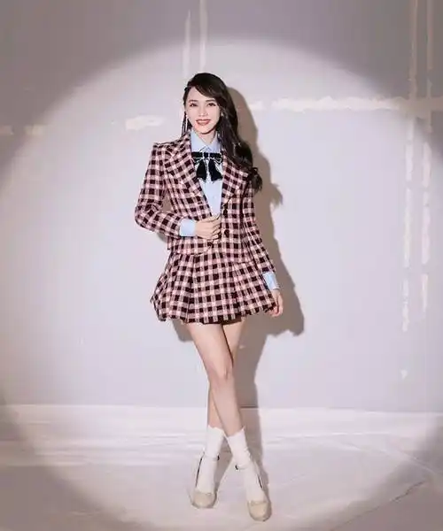 伊能静还是挺会穿的,穿格纹衬衫搭蓝色衬衫,穿成20岁的样子!