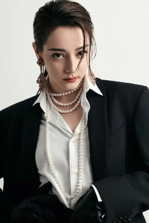 30岁的迪丽热巴拽姐甜妹