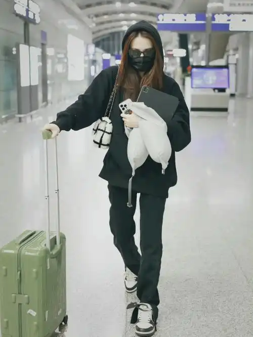 徐璐最新机场私服穿搭