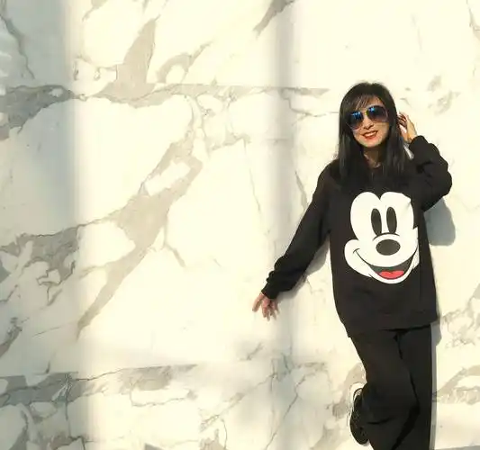 原创米雪一点不显老米奇卫衣减龄又有少女心64岁不像奶奶像姐姐