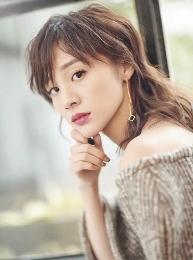 章龄之成熟魅力时尚写真高清图片