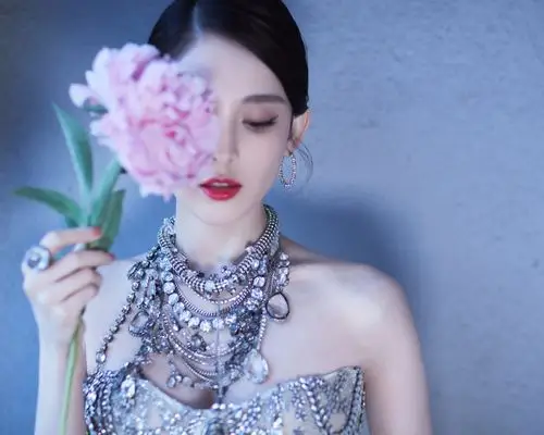 古力娜扎中文名:古力娜扎/英文名:gulnazar/国籍:中国/星座:金牛座