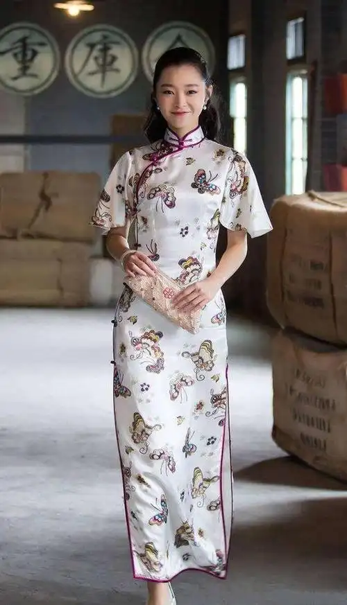 然而,她在电视剧《伪装者》中所呈现的旗袍形象却让人无法抗拒,仿佛