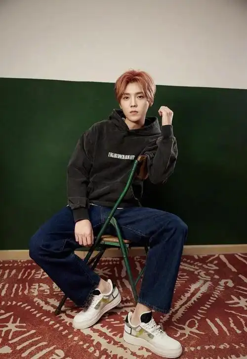 鹿晗放弃身材管理直播间变身干饭人金黄头发演绎花花公子