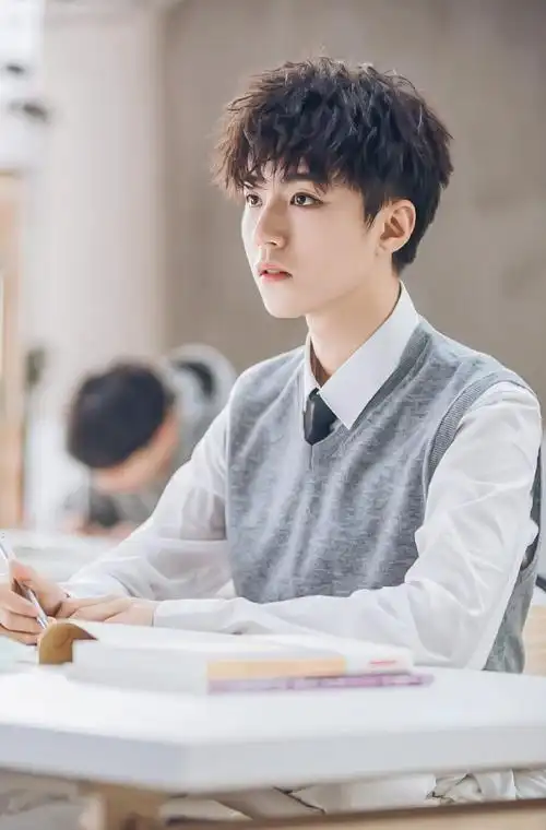 王俊凯身穿校服的样子真的是好阳光,好温暖,好帅气啊!