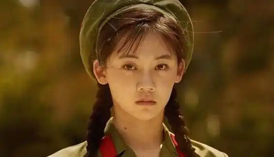 芳华三美杨采钰跟着冯小刚走红毯钟楚曦牵手陈伟霆,那么苗苗呢?