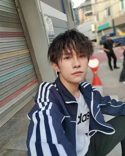 易烊千玺微博晒自拍,什么水平? zt