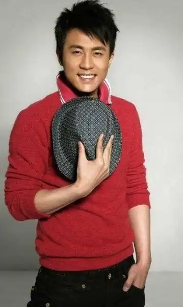 搭配白衬衫尽显儒雅型男风范 黄轩,男演员,大陆明星毕业