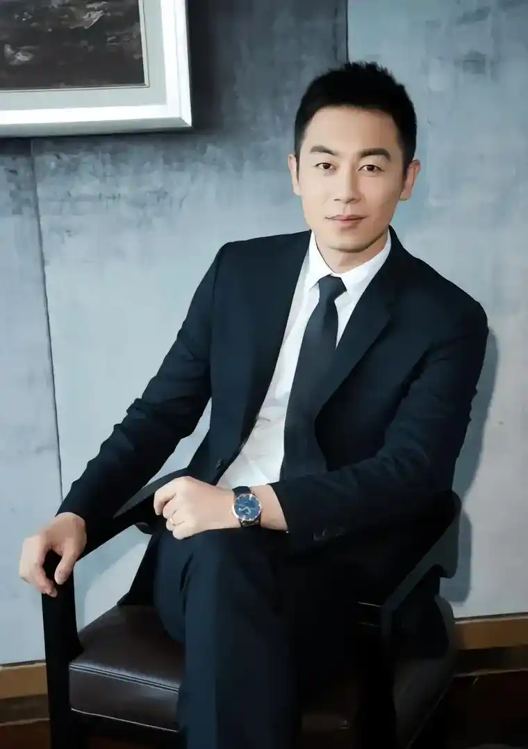 电视剧远去的飞鹰全网都在追的剧朱亚文抽烟片段事实证明男人是可以在