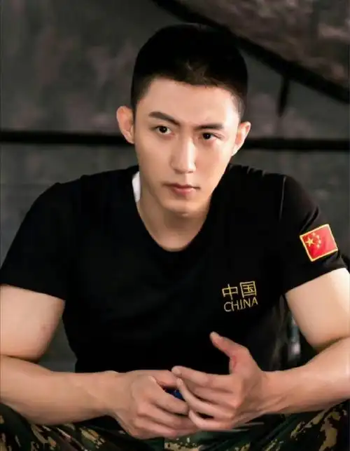 谁能拒绝黄景瑜这样男友力max的帅哥穿制服呢,不过大家还是吃瓜不信瓜