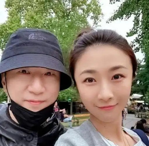 53岁孙红雷带老婆游韩国,孙红雷发福不敢认,旅游路线被嘲小众