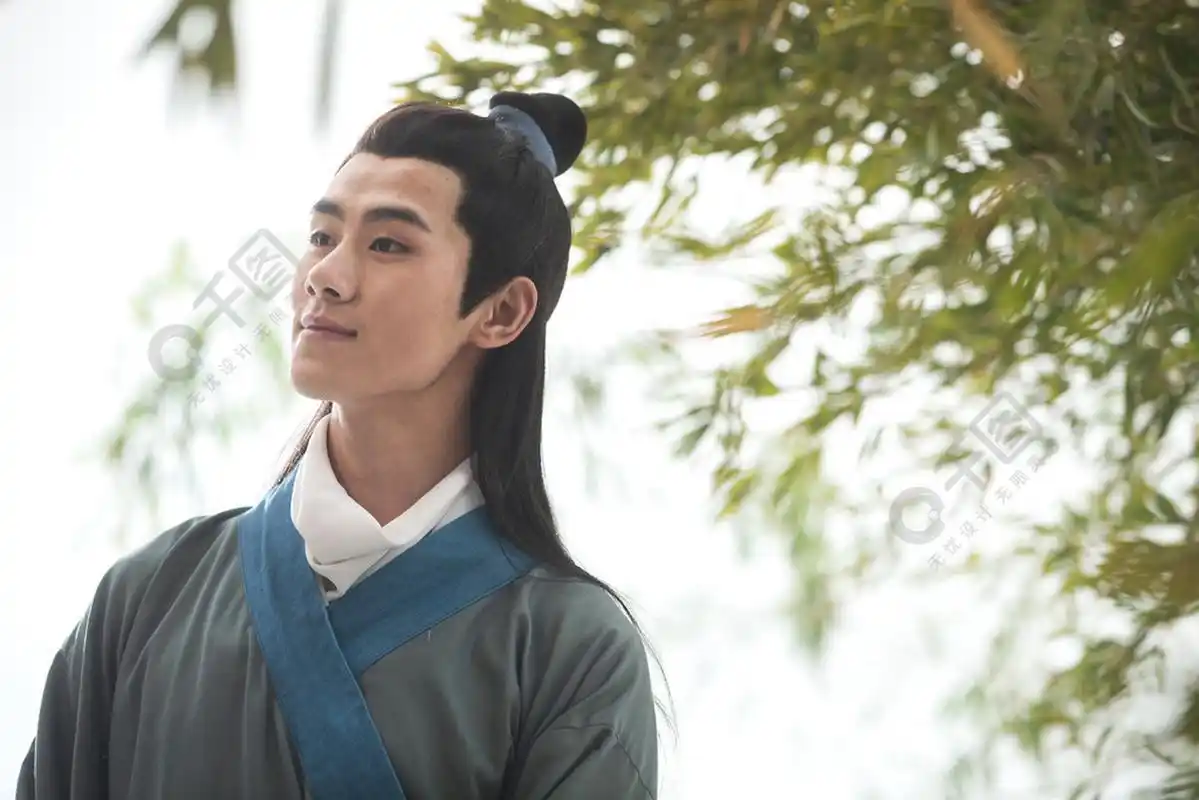 在宋朝,有一位书生姓张,虽家境贫寒但天资聪颖,10岁