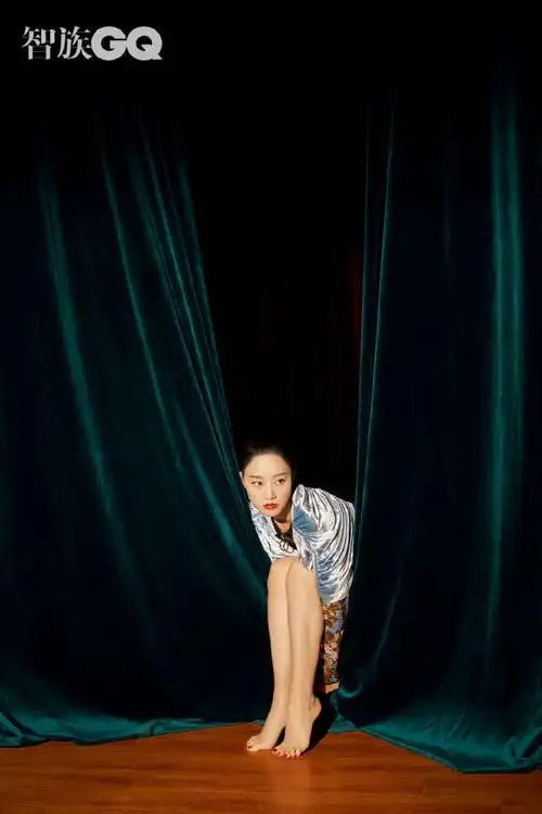 蓝盈莹身穿黑色低胸礼服长腿迷人演奏钢琴诠释古典