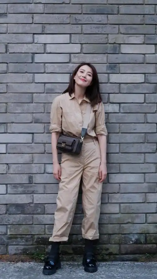 高腰裤可以更好地凸显出身材比例,高圆圆在日常搭配当中巧妙地利用了