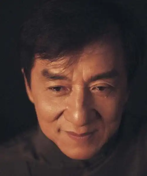 房祖名出狱后,成龙更是父爱爆棚,亲自为儿子剪发,寓意着获得新生,重新