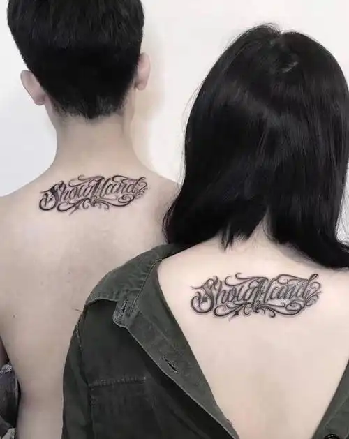 情侣花体字纹身图片_背部花体字new school花体字纹身图案