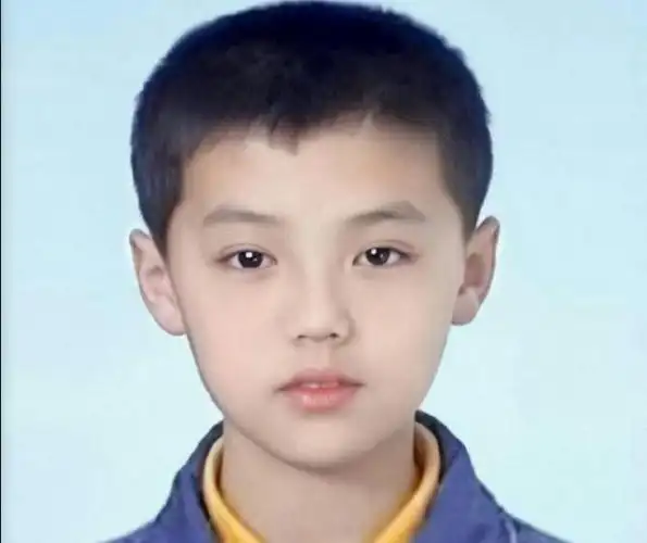 爱豆男神的小时候:肖战叉腰萌翻网友,王一博影楼风能认出来吗?