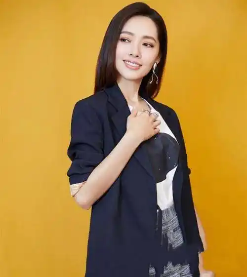 郭碧婷婚后不忘扮清纯,卫衣搭仔裤秒变大学生,长发飘飘美回南湘