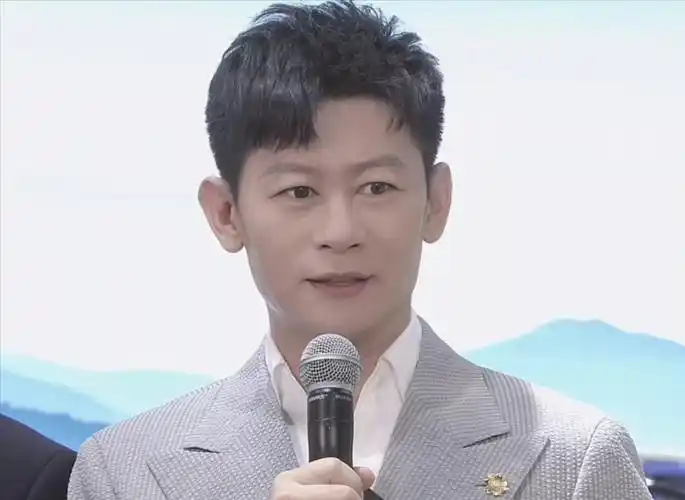 回顾演员李健19岁出道娶中学初恋为妻42岁因狂飙走红