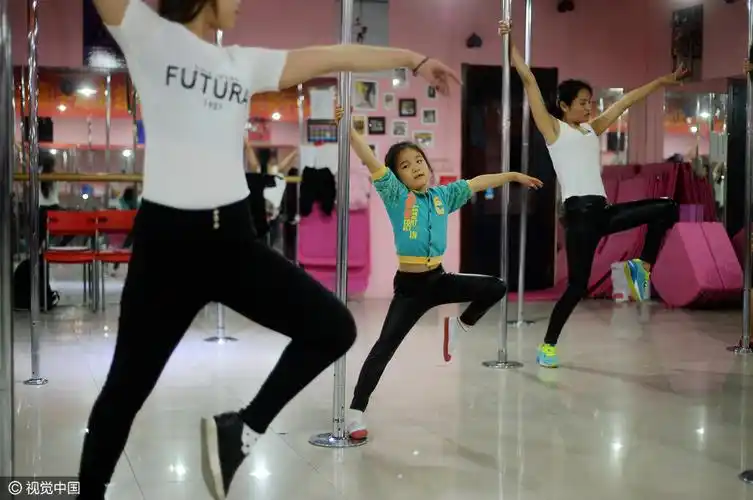 六岁女童窦曼齐苦练钢管舞 动作不输给成年人