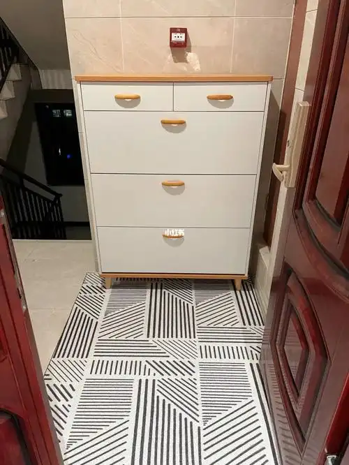 这个鞋柜的安装,真的超级无敌费劲!居然还需要铁锤?