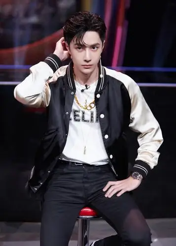 简介:王一博《这就是街舞3》第十期剧照图片,分享一组王一博图片给