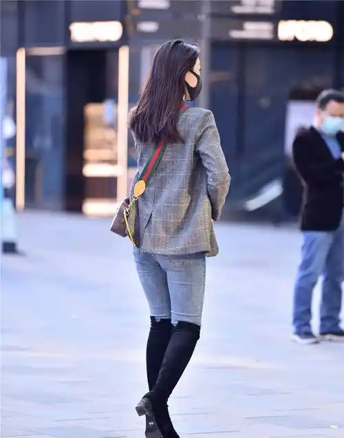 紧身牛仔裤搭配黑色粗跟过膝靴,穿着灰色西服,苗条身材好搭配_效果