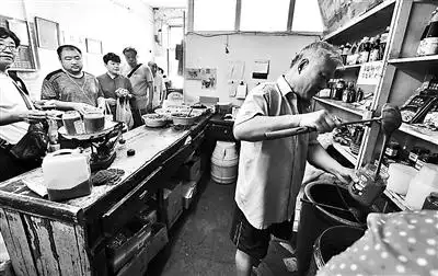 李瑞生在为顾客盛装麻酱