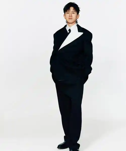 张杰首登《费加罗男士》封面,黑白西装配皮裤,太酷啦!_黑色_杂志_时尚