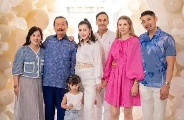 刘德华的富豪表姐露面身价百亿气质优雅为新公司做剪彩活动