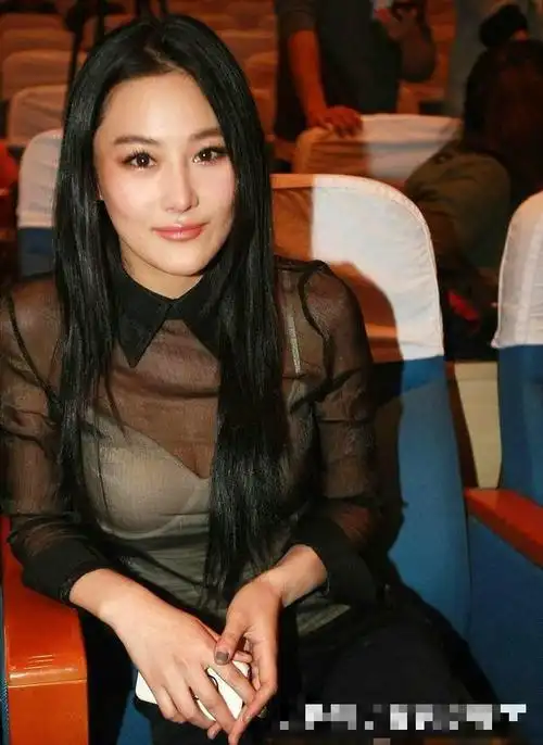 张馨予这衣服穿的实在太低俗,里面的吊带都错位了,这画风让人跪了!