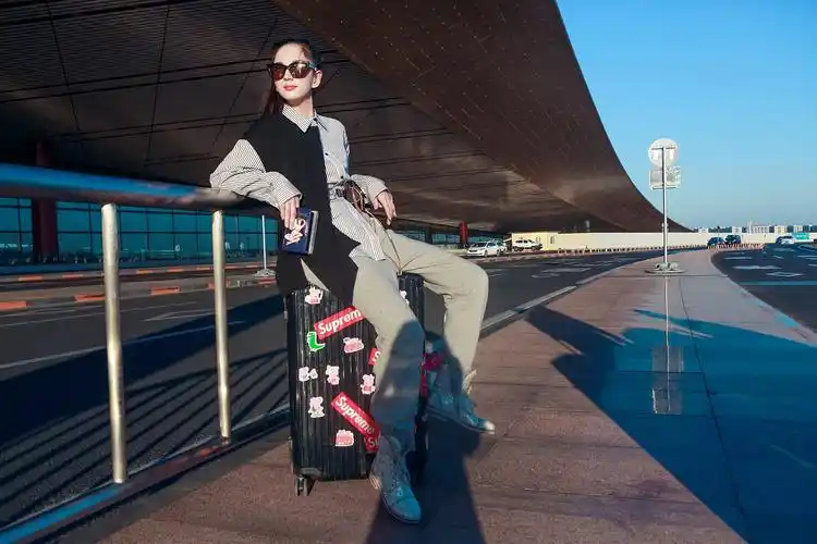 唐本休闲着装现身机场 元气少女活力十足