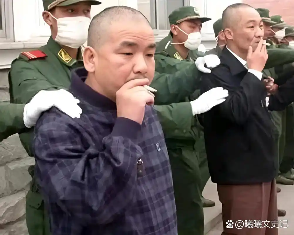 2003年,死刑犯梁胜利被押赴刑场的画面,由图可见,面对即将要到来的
