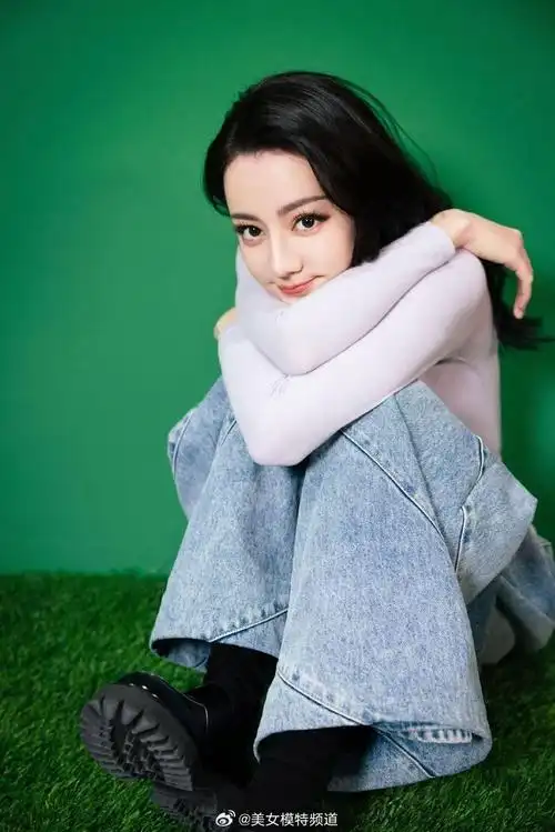 迪丽热巴最新写真释出俏皮可爱对镜头脸颊比心元气满满