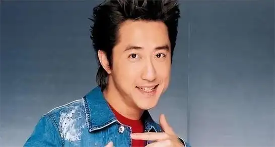 庾澄庆的祖父庾恩锡是昆明市的市长,在当时拥有相当大的权力,这种背景